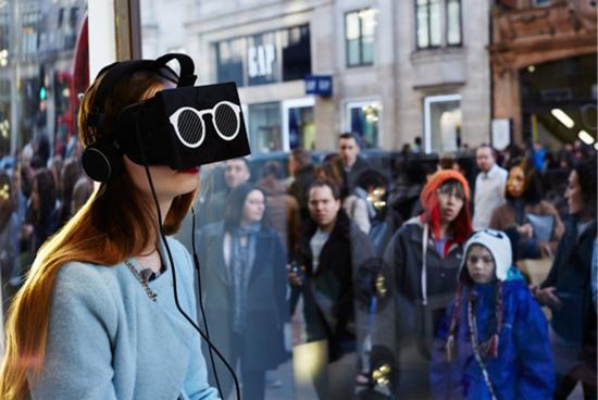 Oculus 头戴设备令消费者在 3D 环境中观看时装秀