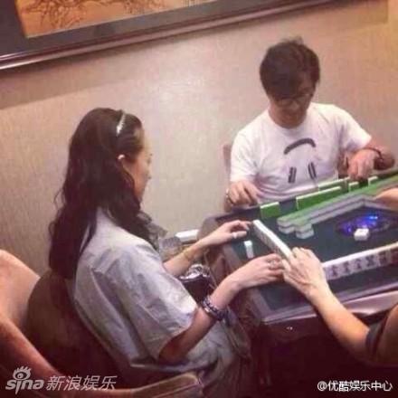 汪峰章子怡同桌打麻将