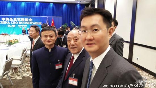 看,两位小马哥