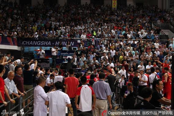 热情的湖南球迷欢送完成逆转的中国男篮