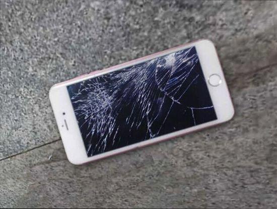 被摔玫瑰金iPhone 6s手机