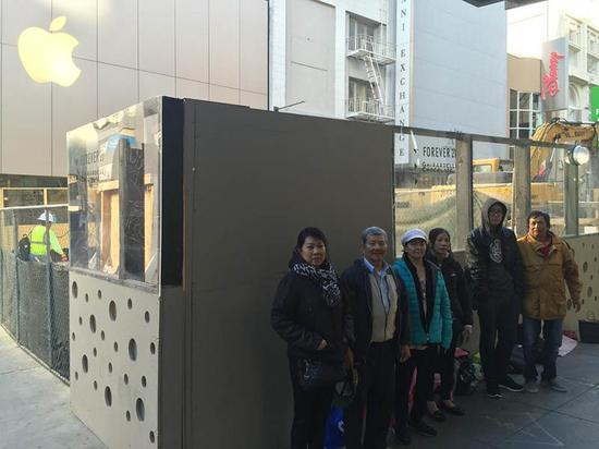 美国旧金山苹果专卖店前的这六位购买者在开卖首日两天前就已经赶来排队。