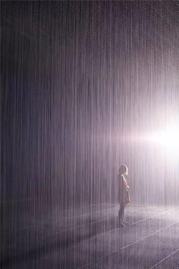 光线和声音的配合使“雨屋”有种无穷无尽的感觉