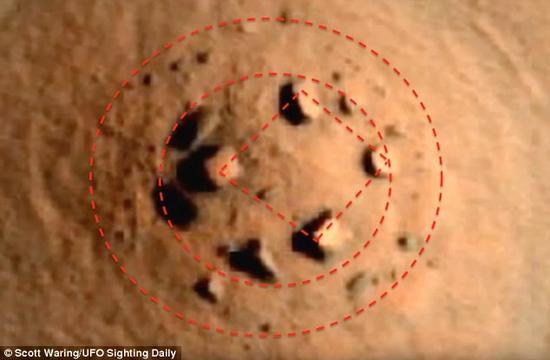 火星轨道勘测器高清晰照相机拍摄到火星地表图,从图中可以明显看出,在隆起的小山丘上,有一个环形石阵。