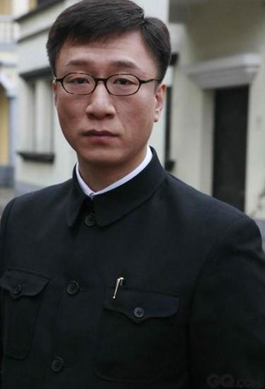 《潜伏》中孙红雷的扮相