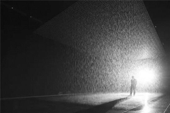 “雨屋”在MoMA的展览现场
