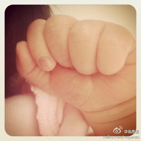 吴彦祖微博晒出女儿小手照