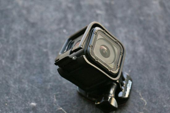 由于本身就防水,Hero4 Session的保护框基本上充当了连接的作用,同时附带了标准和低架两个不同规格的保护框,低架框更适合安装在头盔上时使用,可以更贴近第一视角。