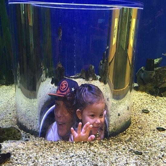 和爸爸在水族馆搞怪
