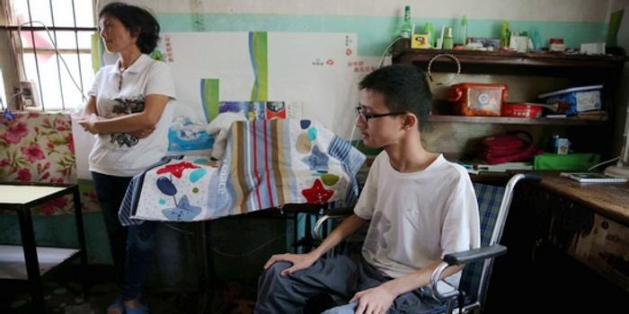 17岁轮椅少年想开个小小网店 初中三年全靠