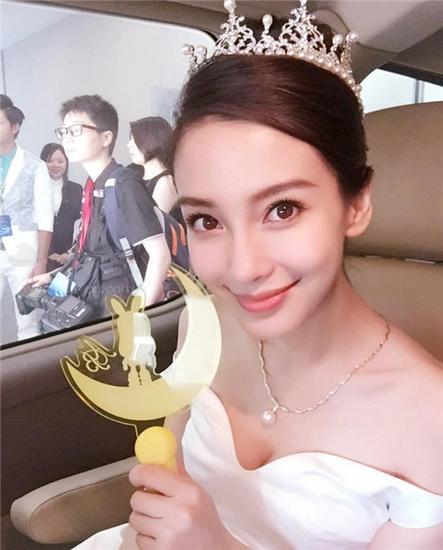 angelababy头戴皇冠
