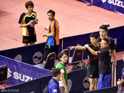 韩选手赢争议球后挑衅 张继科起身反击被拦(GIF)