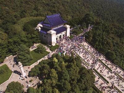 上图为昨天的中山陵园风景区至高点之一的孙中山先生陵寝也已经满是游客。 梅宁 摄