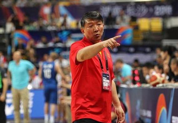 宫鲁鸣带领中国男篮夺得了去年亚锦赛冠军