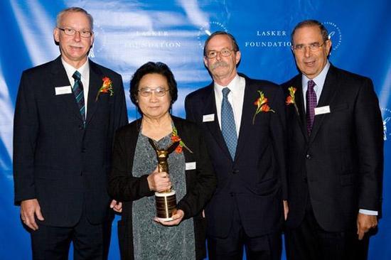 美国拉斯克奖将其2011年临床研究奖颁发给屠呦呦。