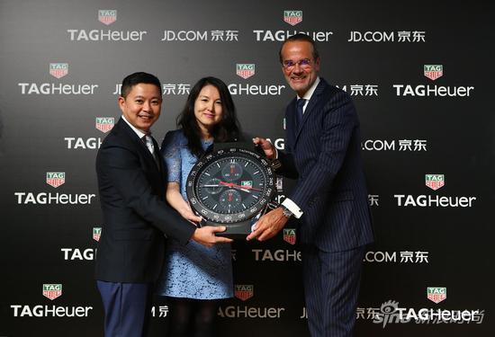 LVMH集团钟表珠宝大中华区总裁Benoit Toulin杜澜先生(右)与TAG Heuer泰格豪雅大中华区总经理Leo Poon先生(左)一同向京东商城消费品事业部总裁冯轶女士赠送给京东的特别礼物