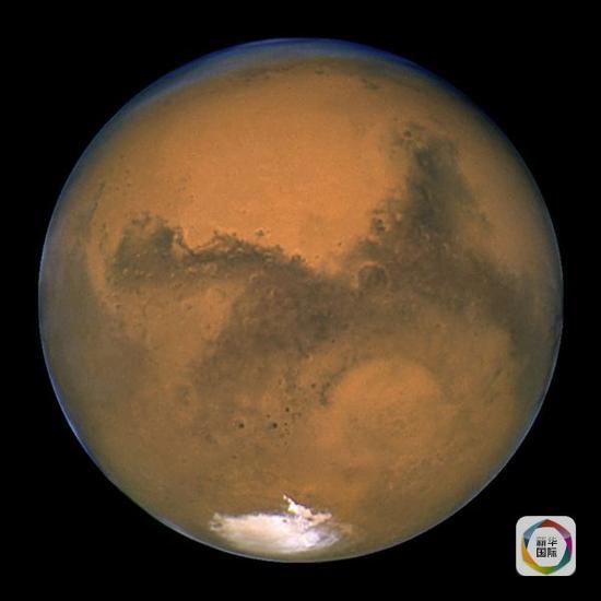 地球到火星,最近距离约为5500万公里,最远距离超过4亿公里。(图片来源:新华/路透)