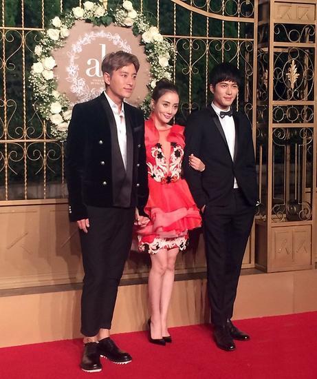 贾乃亮夫妇和陈学冬共同现身婚礼现场