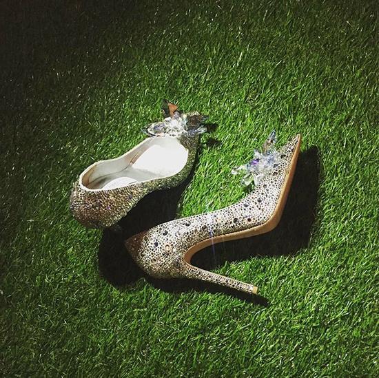 Baby的婚鞋就更加公主了,来自Jimmy Choo