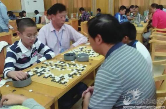 小将杨明松（左）在比赛中