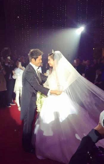 黄晓明与Baby婚礼现场,Baby身穿Dior定制婚纱