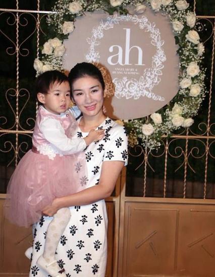 黄奕带着女儿现身红毯
