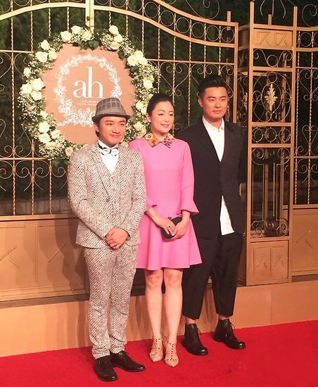 跑男团成员王祖蓝和陈赫携手陈红一起到场祝贺