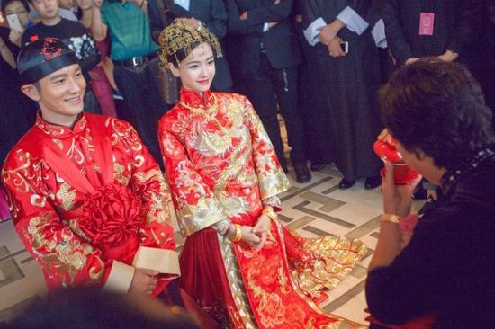 身着中式礼服的教主夫妇跪拜父母