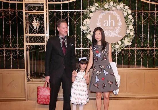 夏克立带着妻子以及小公主Poppy现身婚礼现场