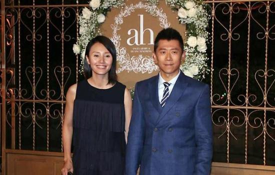 夏雨夫妇牵手现身婚礼现场,尽显甜蜜恩爱