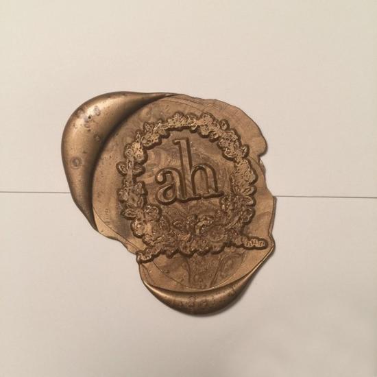 喜帖封口处选择的是刻有“ah”的蜡封印章