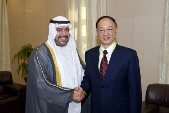 2010年广州亚运会期间，萨巴赫亲王与国家体育总局局长刘鹏握手
