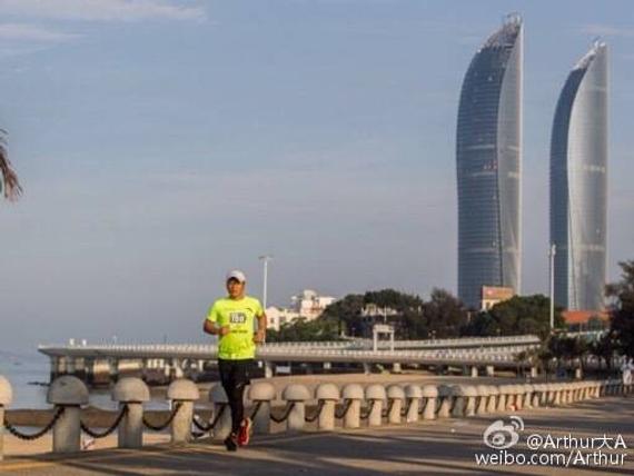 魏江雷在跑步中。