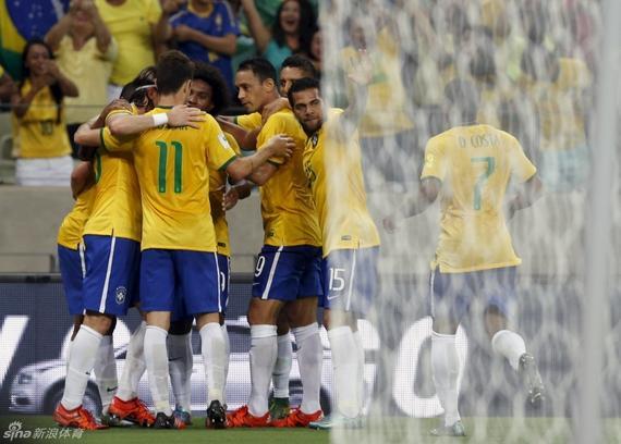 巴西全队庆祝进球