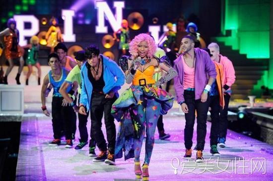 妮琪-米娜(Nicki Minaj)花哨戏服亮相