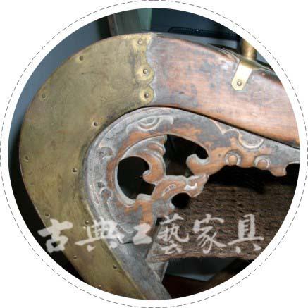 后推弯转处,用镂雕夔凤纹角牙填塞支撑