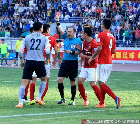 裁判压力有多大? 粤媒:界外球判越位如何要尊