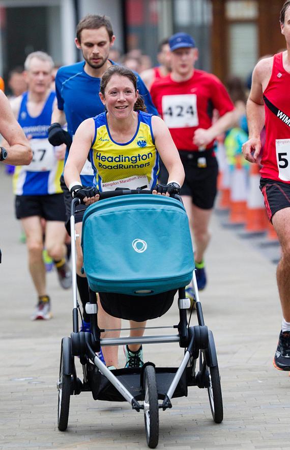 英国辣妈推婴儿车跑马拉松比赛 创造新世界纪