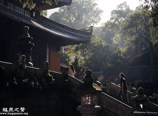 物质生活的极大幸福并不等于精神上的快乐和满足。(图:龙泉之声 作者:云林一叶)