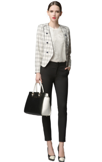 黑白格子的小西装搭配紧身的黑色铅笔裤