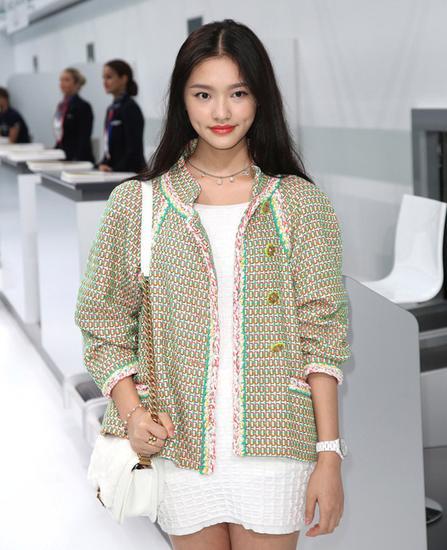 林允亮相香奈儿春夏秀场