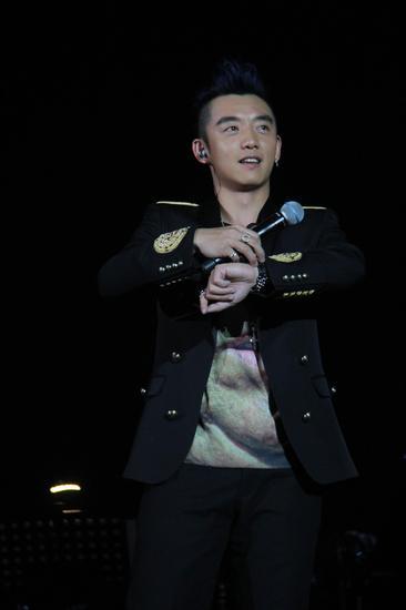 郑恺穿着BALMAIN X H&M