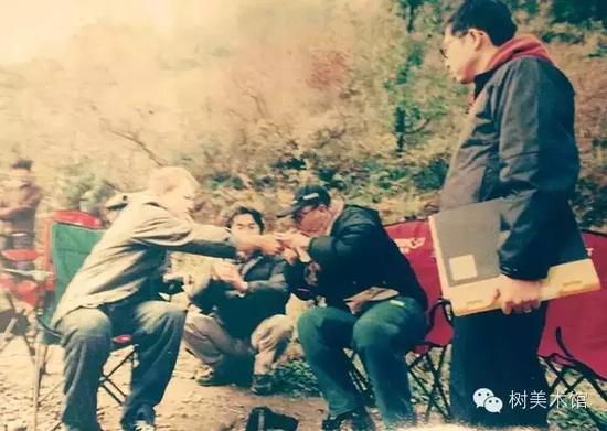 1991年,中日美合拍电影《汉方道》拍摄现场,左一为美国著名电影演员诺曼·瑞杜斯,左三为编剧导演牛波