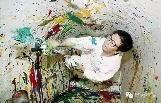 《无重力画室》1992年在太平洋远州滩,无重力实验K空域内发表,为人类首次在宇宙空间中的艺术行为。