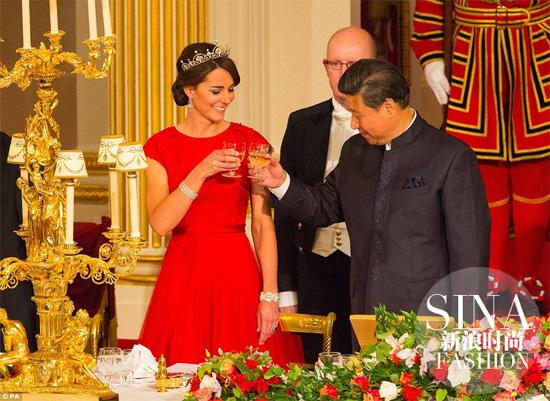 凯特身穿“中国红”礼服裙出席国宴