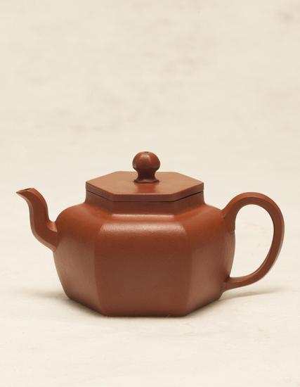 清康熙-雍正逸公款朱泥六方壶 底款:“片心闲对花 逸公” 高:8.9cm 宽:11.7cm 出版:《古壶之美》卷一,442-443页,成阳艺术文化基金会,2000年出版 《古壶之美》卷二,42-43页,成阳艺术文化基金会,2012年出版 《中国紫砂茗壶珍赏》117页,上海科学技术出版社,2013年出版