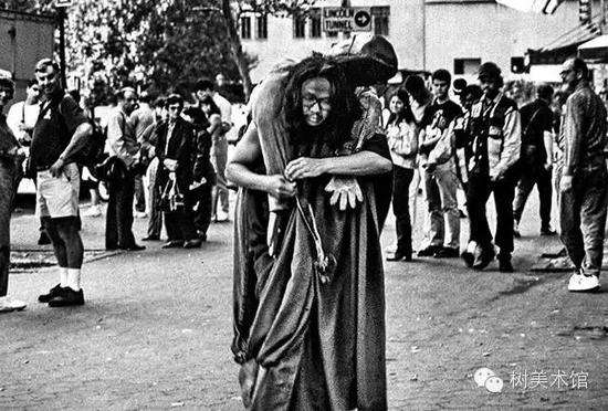 1996年,牛波背着自己的替身在西藏和纽约行脚,探索佛教和基督教对人的灵与肉的处理方法以及相互转化过程