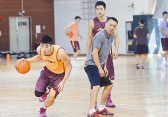 深圳男篮进行了在新主场的首次训练