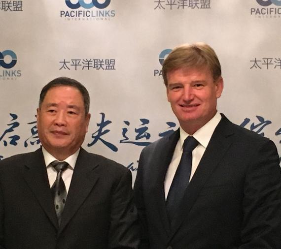 埃尔斯与太平洋联盟主席杜厦在北京发布会现场