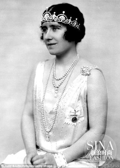 1928年,女王的母亲,当时的约克公爵夫人佩戴Lotus莲花冠冕